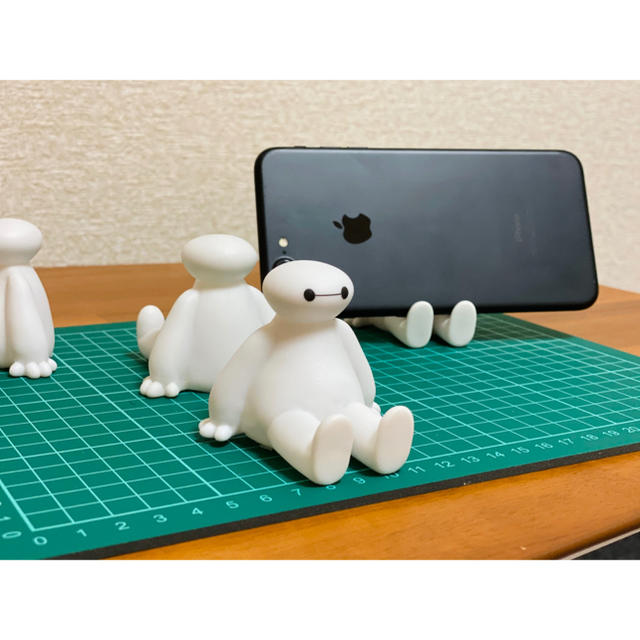 Disney(ディズニー)のかわいいベイマックススマホスタンド新品 スマホ/家電/カメラのスマホアクセサリー(その他)の商品写真