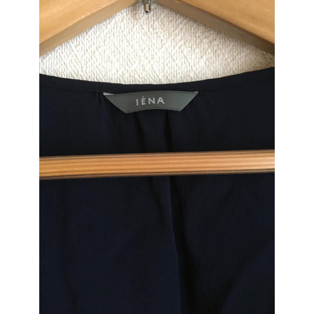 IENA(イエナ)のIENA イエナ フリルブラウス ネイビー トップス カットソー ブラウス レディースのトップス(シャツ/ブラウス(半袖/袖なし))の商品写真