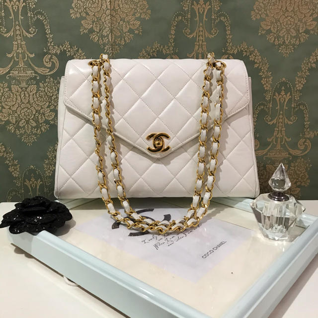 CHANEL(シャネル)の美品⭐︎シャネル　マトラッセ　チェーンショルダー　白 レディースのバッグ(ショルダーバッグ)の商品写真