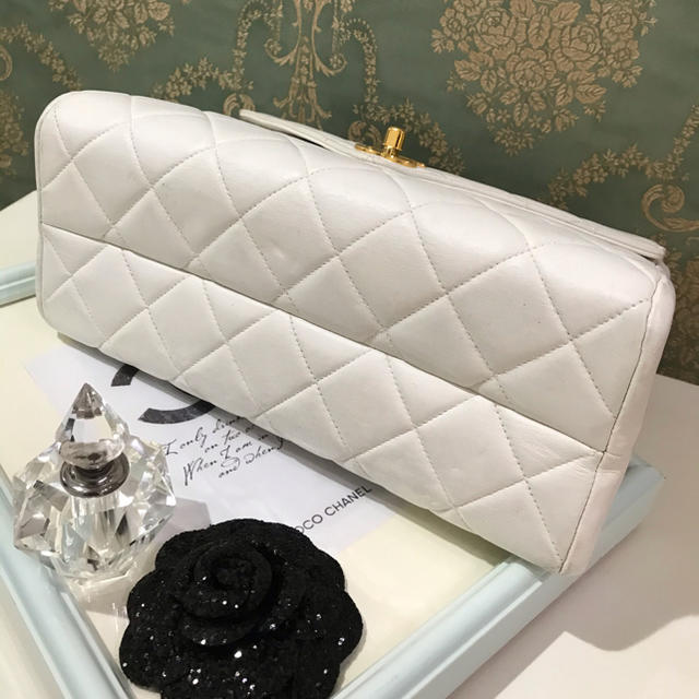 CHANEL(シャネル)の美品⭐︎シャネル　マトラッセ　チェーンショルダー　白 レディースのバッグ(ショルダーバッグ)の商品写真