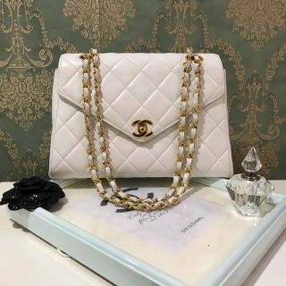 シャネル(CHANEL)の美品⭐︎シャネル　マトラッセ　チェーンショルダー　白(ショルダーバッグ)