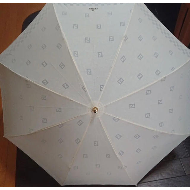 FENDI(フェンディ)のFENDI折りたたみ式日傘（美品） レディースのファッション小物(傘)の商品写真