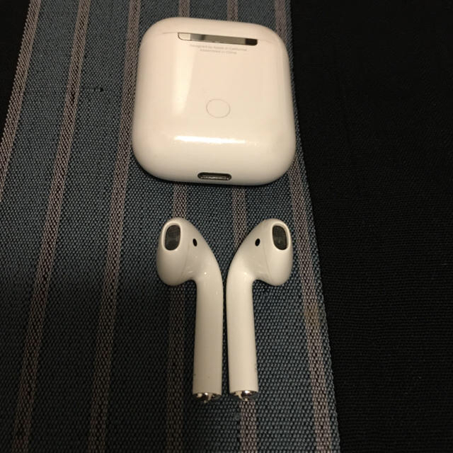 Apple AirPods iPhone エアポッズの通販 by un's shop｜アップルならラクマ - イヤホン 大特価定番
