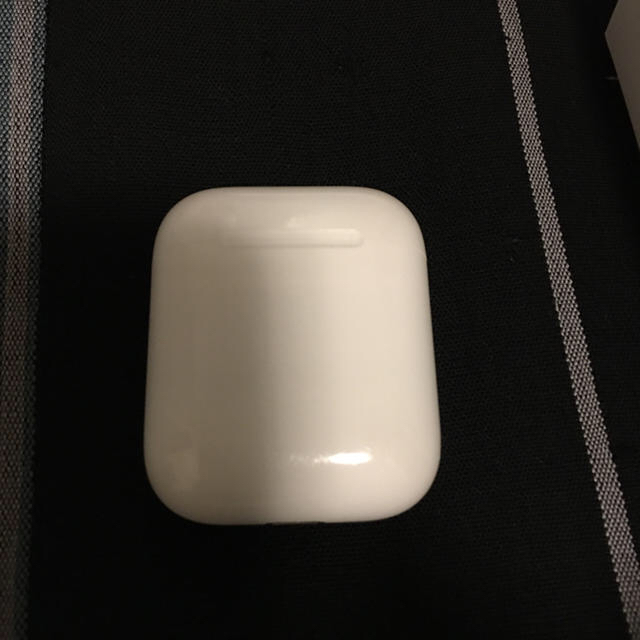 Apple AirPods iPhone エアポッズの通販 by un's shop｜アップルならラクマ - イヤホン 大特価定番