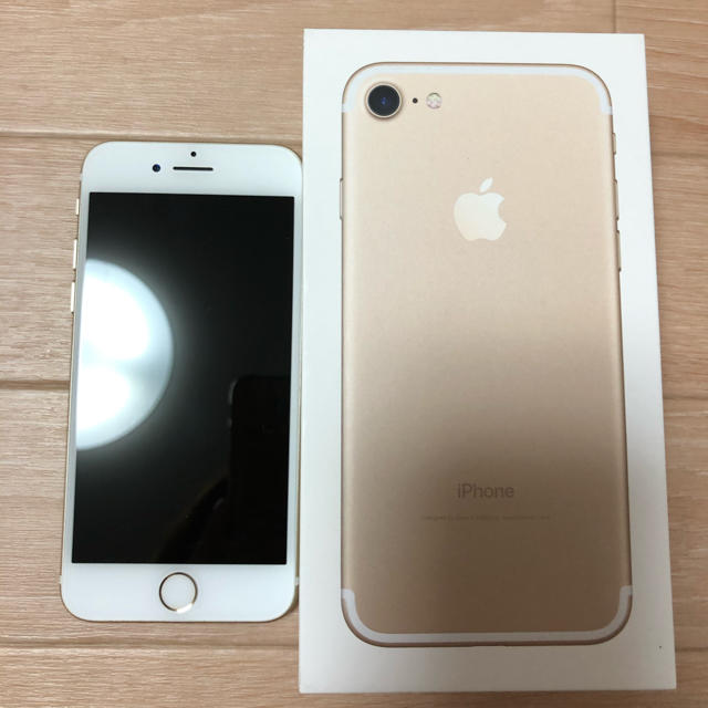 iPhone(アイフォーン)のiPhone7 ゴールド　128GB スマホ/家電/カメラのスマートフォン/携帯電話(スマートフォン本体)の商品写真