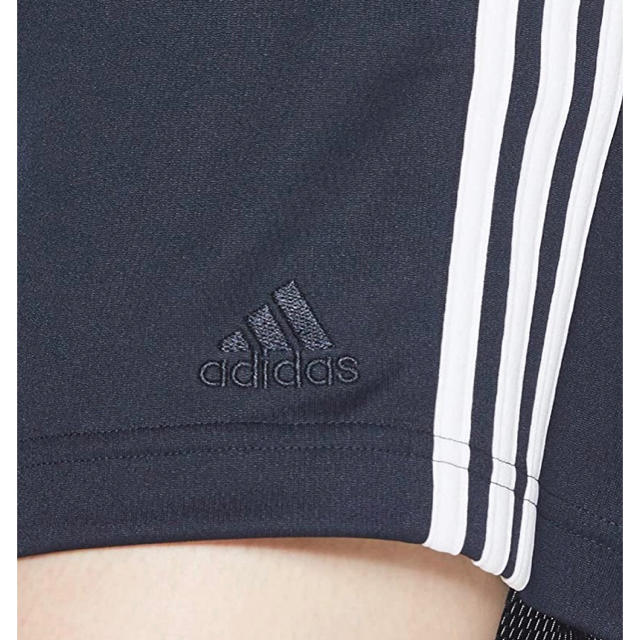 adidas(アディダス)の新品　アディダス　ストライプ薄手さらさらドライ吸汗速乾ハーフパンツ濃紺　女性LL レディースのパンツ(ハーフパンツ)の商品写真