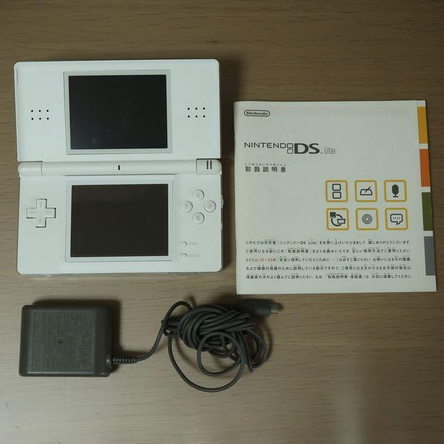 ニンテンドーDS(ニンテンドーDS)のDS lite 本体 ホワイト エンタメ/ホビーのゲームソフト/ゲーム機本体(携帯用ゲーム機本体)の商品写真