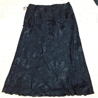 ブラック 花柄スカート(ひざ丈スカート)