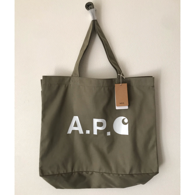 A.P.C(アーペーセー)の★新品タグ付き★ A.P.C. ×Carharttトートバッグ メンズのバッグ(トートバッグ)の商品写真