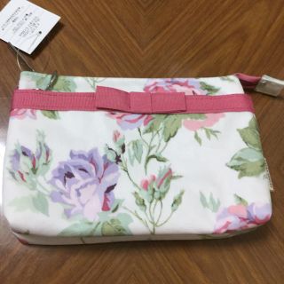 ローラアシュレイ(LAURA ASHLEY)のオーガナイザー　クチュールローズ／シクラメン　新品、未使用(ポーチ)