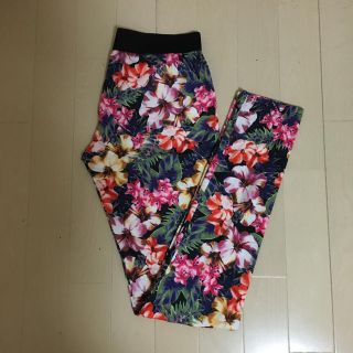 ザラ(ZARA)のZARA ボタニカル柄レギンス(レギンス/スパッツ)