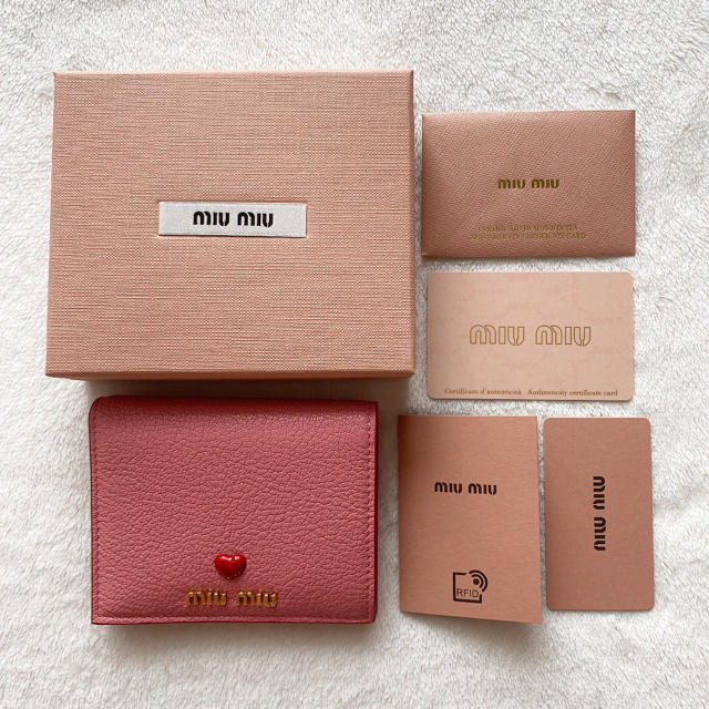 新品 miumiu マドラスレザー 二つ折り財布 ピンク