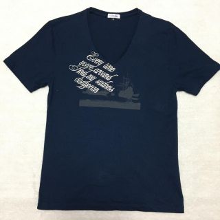 アーヴェヴェ(a.v.v)のa.v.v HOMME メッセージプリントVネックTシャツ(Tシャツ/カットソー(半袖/袖なし))