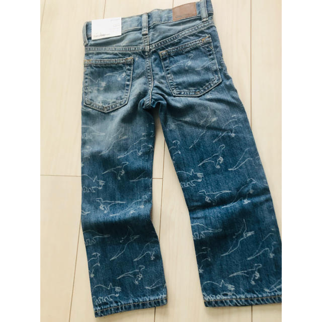 babyGAP(ベビーギャップ)の【新品未使用】恐竜柄デニム ジーンズ キッズ/ベビー/マタニティのキッズ服男の子用(90cm~)(パンツ/スパッツ)の商品写真