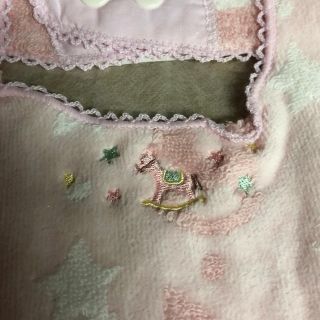 アフタヌーンティー(AfternoonTea)のアフタヌーンティー木馬刺繍スタイ　新品ピンク(ベビースタイ/よだれかけ)