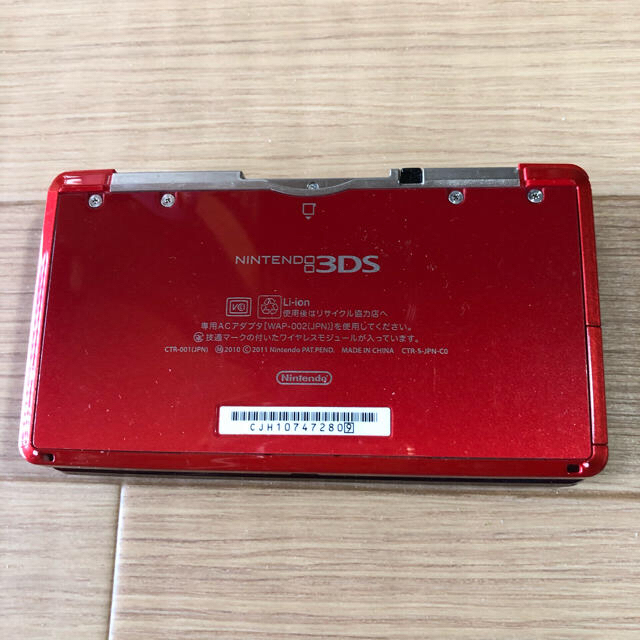 ニンテンドー3DS(ニンテンドー3DS)の任天堂３DS  本体　赤 エンタメ/ホビーのゲームソフト/ゲーム機本体(携帯用ゲーム機本体)の商品写真