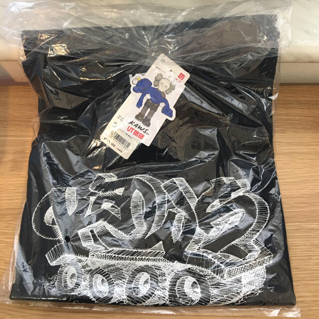 UNIQLO(ユニクロ)のUNIQLO KAWS コラボTee レディースのトップス(Tシャツ(半袖/袖なし))の商品写真