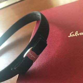 Salvatore Ferragamo - フェラガモカチューシャ 小リボン シルバーの通販｜ラクマ