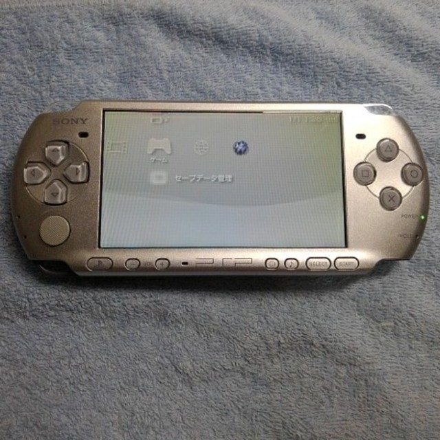 PlayStation Portable(プレイステーションポータブル)のPSP3000　ミスティックシルバー エンタメ/ホビーのゲームソフト/ゲーム機本体(携帯用ゲーム機本体)の商品写真