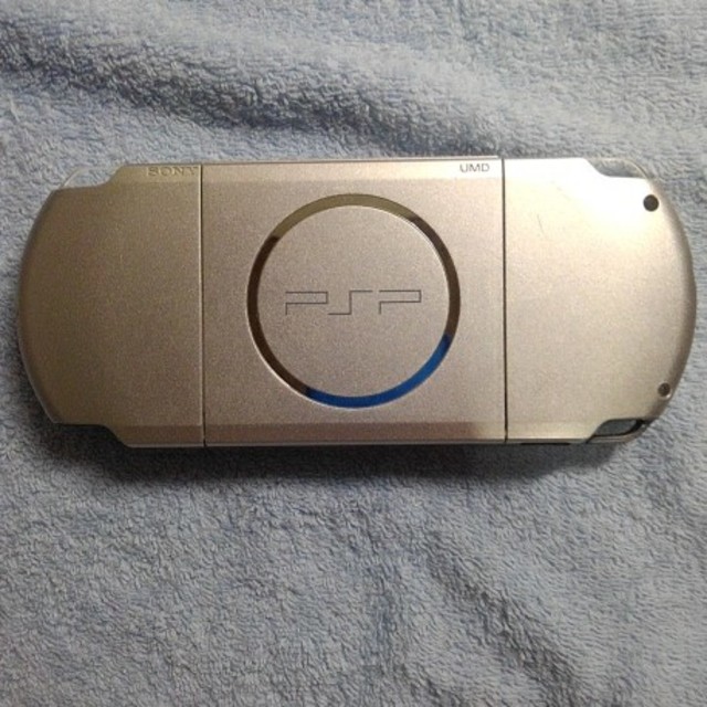 PlayStation Portable(プレイステーションポータブル)のPSP3000　ミスティックシルバー エンタメ/ホビーのゲームソフト/ゲーム機本体(携帯用ゲーム機本体)の商品写真