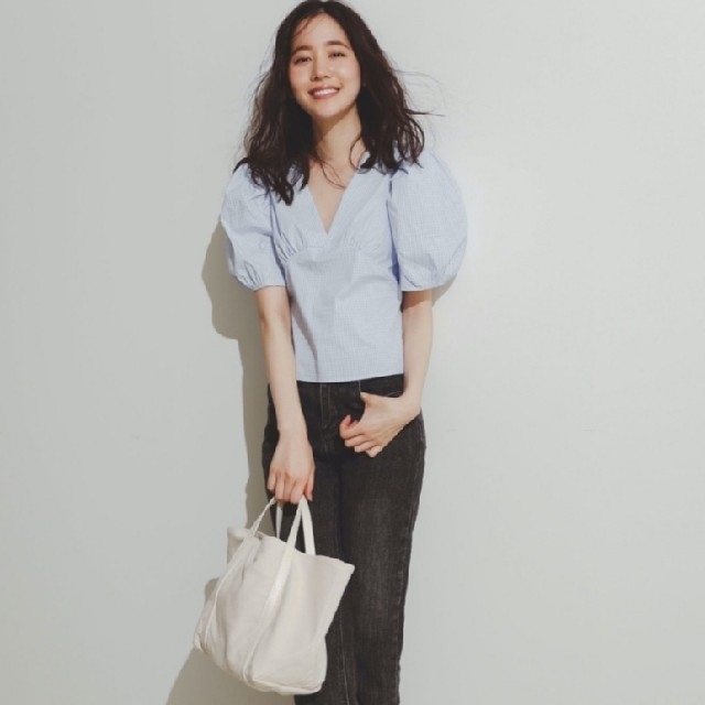 ZARA(ザラ)のVネックバルーンスリーブブラウス レディースのトップス(シャツ/ブラウス(長袖/七分))の商品写真