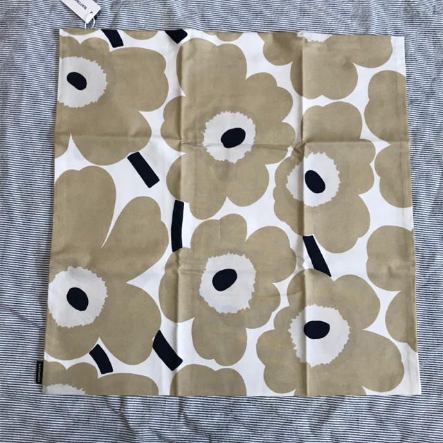 marimekko(マリメッコ)のマリメッコ  ウニッコ　ベージュ　クッションカバー　50cm 新品 インテリア/住まい/日用品のインテリア小物(クッションカバー)の商品写真