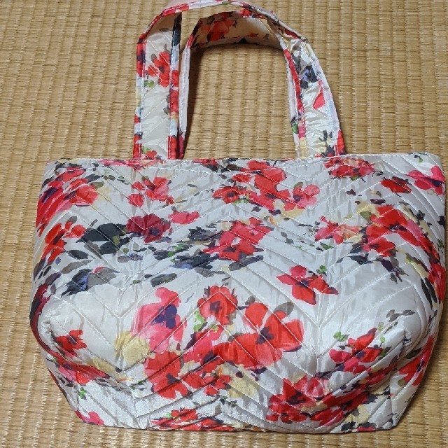 SNIDEL(スナイデル)の新品未使用　snidel スナイデル　キルティング　花柄　バッグ　軽い レディースのバッグ(ハンドバッグ)の商品写真