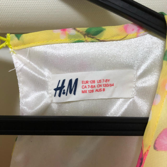 H&M(エイチアンドエム)のエイチアンドエム　花柄ワンピース　サイズ128 キッズ/ベビー/マタニティのキッズ服女の子用(90cm~)(ワンピース)の商品写真