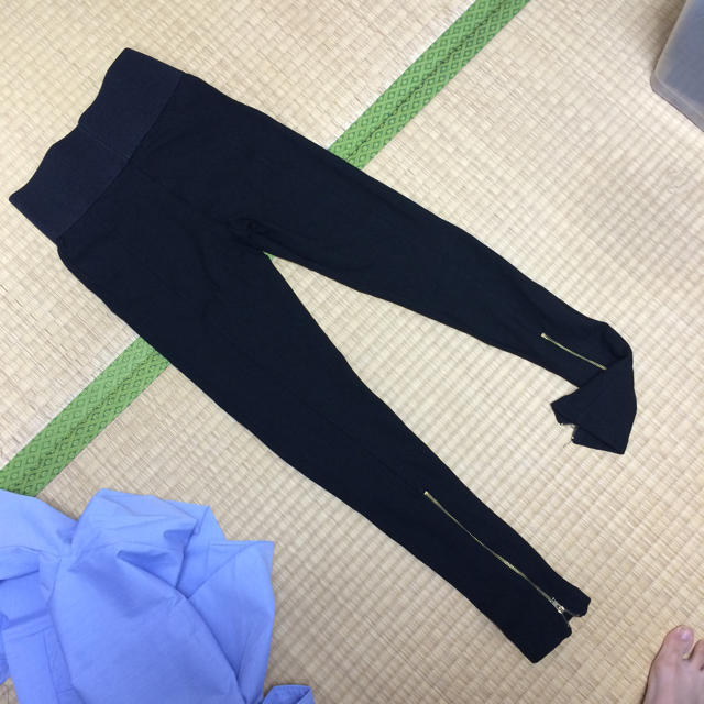 ZARA(ザラ)のZARA ブラックパンツXS レディースのパンツ(クロップドパンツ)の商品写真