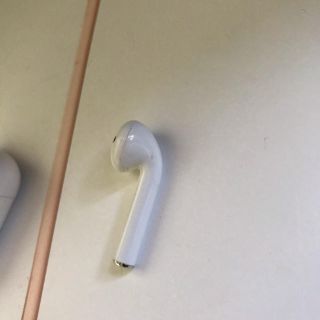 アップル(Apple)の完動品　AirPods    右耳と充電ケースおまけ　アップル純正品(ヘッドフォン/イヤフォン)