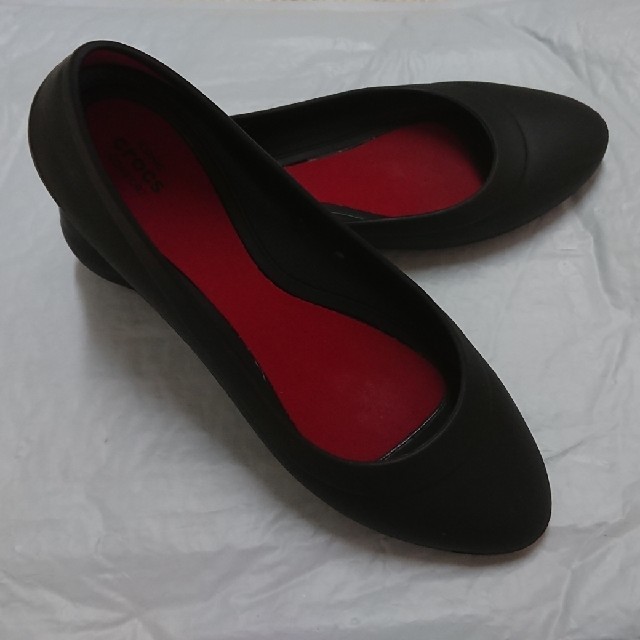 crocs(クロックス)のcrocs Lina Flat (W9) ブラック 25cm レディースの靴/シューズ(ハイヒール/パンプス)の商品写真