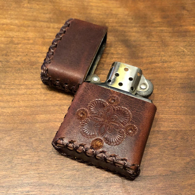 ZIPPO(ジッポー)の[本革] zippo レザーケース 革 アンティーク革 刻印 茶 スタンピング メンズのファッション小物(タバコグッズ)の商品写真