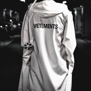 バレンシアガ(Balenciaga)のVETEMENTS レインコート(レインコート)