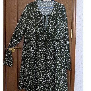 エイチアンドエム(H&M)の花柄膝丈ワンピース(ひざ丈ワンピース)