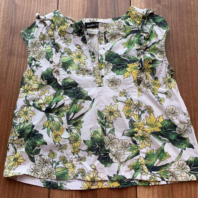 BeBe(ベベ)のBEBE 花柄ブラウス　　90㎝ キッズ/ベビー/マタニティのキッズ服女の子用(90cm~)(ブラウス)の商品写真