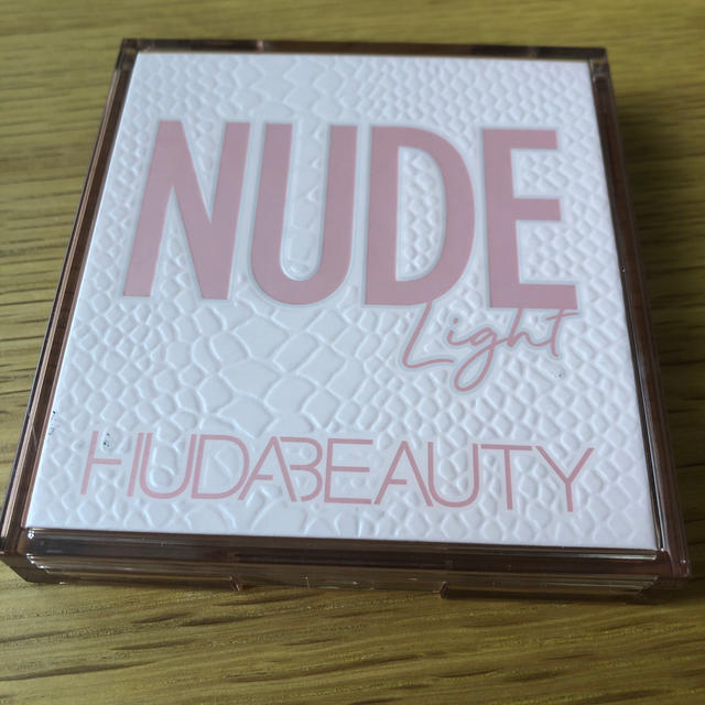 HUDA BEAUTY アイシャドウパレット コスメ/美容のベースメイク/化粧品(アイシャドウ)の商品写真