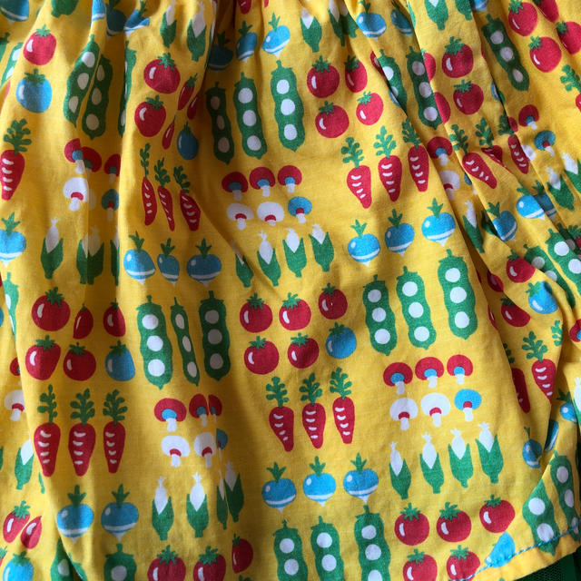 BOOFOOWOO(ブーフーウー)のベジタブル柄のスカート キッズ/ベビー/マタニティのキッズ服女の子用(90cm~)(スカート)の商品写真