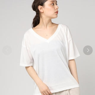 アズールバイマウジー(AZUL by moussy)のＶネック白Tシャツ　MOUSSY(Tシャツ(半袖/袖なし))
