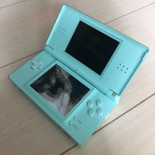 ニンテンドーDS(ニンテンドーDS)のNintendo DS light +ドラゴンクエスト5天空の花嫁 エンタメ/ホビーのゲームソフト/ゲーム機本体(携帯用ゲームソフト)の商品写真