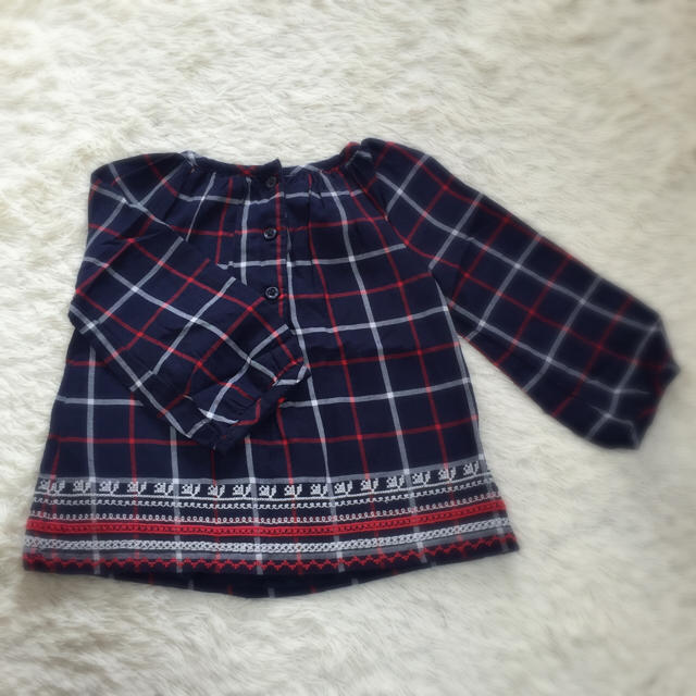 babyGAP(ベビーギャップ)のbabygap チェック刺繍カットソー キッズ/ベビー/マタニティのキッズ服女の子用(90cm~)(Tシャツ/カットソー)の商品写真