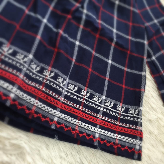 babyGAP(ベビーギャップ)のbabygap チェック刺繍カットソー キッズ/ベビー/マタニティのキッズ服女の子用(90cm~)(Tシャツ/カットソー)の商品写真