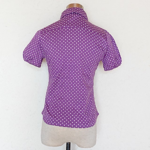 Q(キュー)のQｷｭｰ ﾊﾟﾌｽﾘｰﾌﾞ風 ﾄﾞｯﾄ柄ｶｯﾄｿｰ生地ﾎﾟﾛｼｬﾂ 紫色 新品 レディースのトップス(ポロシャツ)の商品写真