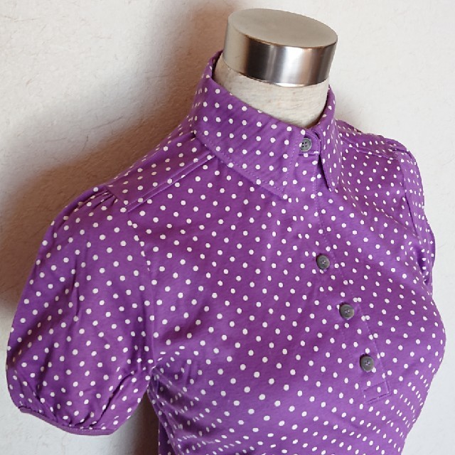 Q(キュー)のQｷｭｰ ﾊﾟﾌｽﾘｰﾌﾞ風 ﾄﾞｯﾄ柄ｶｯﾄｿｰ生地ﾎﾟﾛｼｬﾂ 紫色 新品 レディースのトップス(ポロシャツ)の商品写真