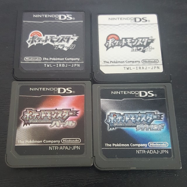 ニンテンドーDS(ニンテンドーDS)のポケモンDS ダイヤモンド　パール　ブラック　ホワイト　4セット エンタメ/ホビーのゲームソフト/ゲーム機本体(携帯用ゲームソフト)の商品写真