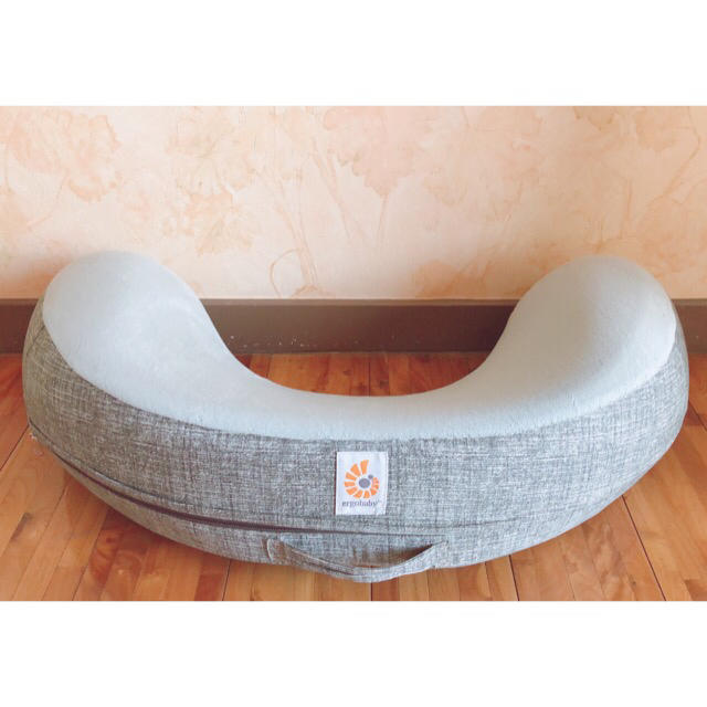 Ergobaby(エルゴベビー)のエルゴ　授乳クッション　NURSING PILLOW グレー キッズ/ベビー/マタニティのキッズ/ベビー/マタニティ その他(その他)の商品写真