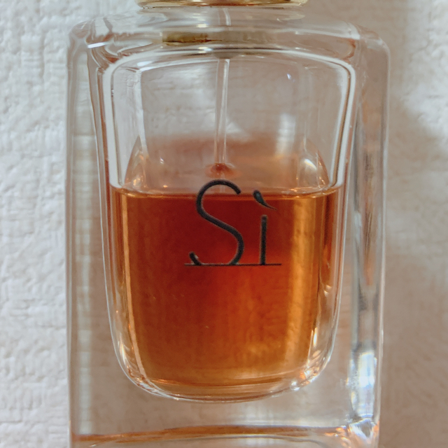 Giorgio Armani(ジョルジオアルマーニ)のGiorgio Armani アルマーニ  Si オードパルファム　30ml   コスメ/美容の香水(香水(女性用))の商品写真