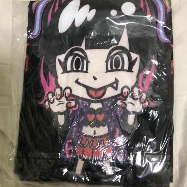 SPINNS(スピンズ)の【LiSA×SPINNS】キャラクタービッグTシャツ（ブラック) エンタメ/ホビーのタレントグッズ(ミュージシャン)の商品写真