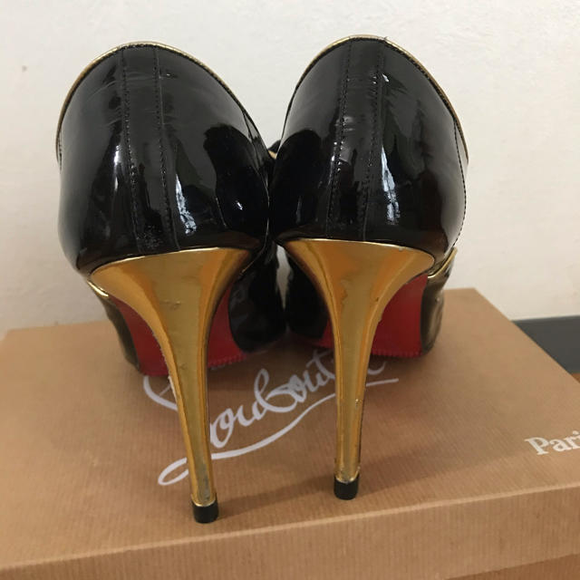 Christian Louboutin(クリスチャンルブタン)のクリスチャンルブタンのMiss Fredのエナメルブーティー レディースの靴/シューズ(ブーティ)の商品写真