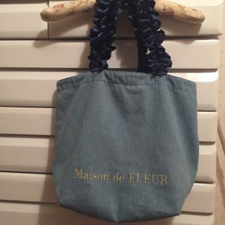 メゾンドフルール(Maison de FLEUR)のデニムフリルハンドルトートＭバッグ (トートバッグ)