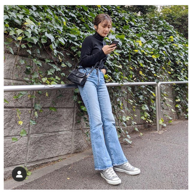 通販企業 MOUSSY マウジー MVS FLARE フレアデニムパンツ 25サイズ 通販企業 MOUSSY マウジー MVS FLARE フレアデニムパンツ 25サイズ